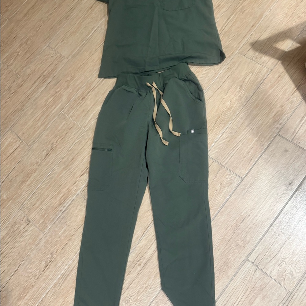 Figs Women's Moss Set Catarina top High Waist Yola petite bottom.  Size small